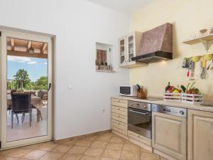 Kuchyňa alebo kuchynka v ubytovaní Holiday Home Baretuni by Interhome