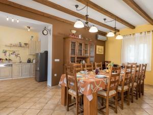 Kuchyňa alebo kuchynka v ubytovaní Holiday Home Baretuni by Interhome