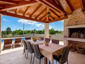 Bazén v ubytovaní Holiday Home Baretuni by Interhome alebo v jeho blízkosti