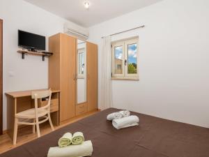 Televízia a/alebo spoločenská miestnosť v ubytovaní Holiday Home Baretuni by Interhome