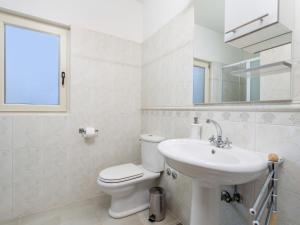 Kúpeľňa v ubytovaní Holiday Home Baretuni by Interhome