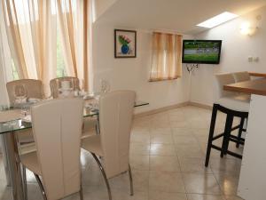TV a/nebo společenská místnost v ubytování Apartment Marinella-1 by Interhome