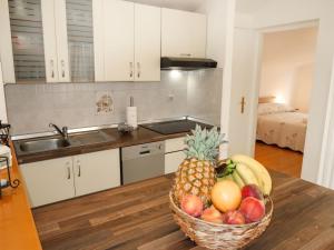 Kuchyň nebo kuchyňský kout v ubytování Apartment Marinella-1 by Interhome