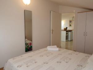 Postel nebo postele na pokoji v ubytování Apartment Marinella-1 by Interhome