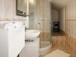 Koupelna v ubytování Apartment Marinella-1 by Interhome