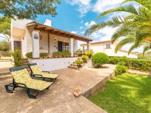 A garden outside Holiday Home Ca Na Rosa by Interhome