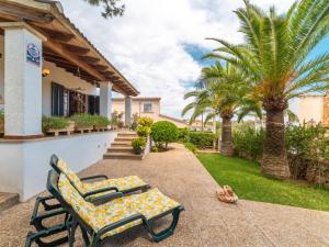 A garden outside Holiday Home Ca Na Rosa by Interhome