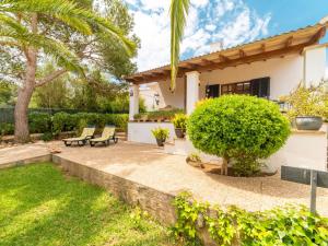 A garden outside Holiday Home Ca Na Rosa by Interhome