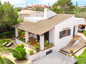 una vista aérea de una casa blanca con techo en Holiday Home Ca Na Rosa by Interhome, en Cala Santanyi