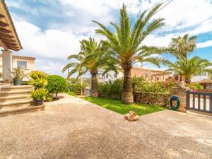 A garden outside Holiday Home Ca Na Rosa by Interhome
