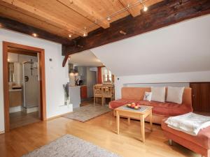 ein Wohnzimmer mit einem Sofa und einem Tisch in der Unterkunft Apartment Beim Holzschnitzer-1 by Interhome in Sölden