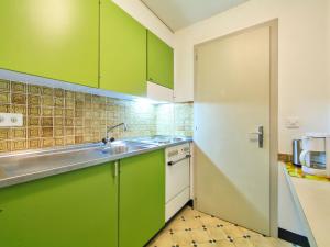 Kuhinja ili čajna kuhinja u objektu Apartment Ringstrasse - Utoring-7 by Interhome