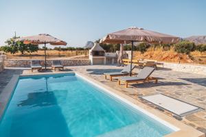Bazén v ubytování Private, Quiet, Isolated Villa in Chania / HomeAlone nebo v jeho okolí
