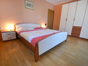 Postel nebo postele na pokoji v ubytování Apartment Ana-1 by Interhome