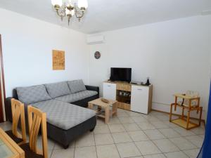 Televízia a/alebo spoločenská miestnosť v ubytovaní Apartment Jure by Interhome