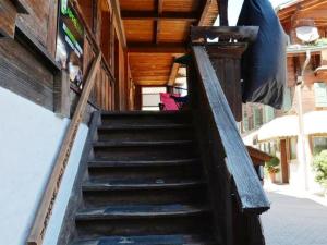 eine Treppe, die zu einem Gebäude führt in der Unterkunft Apartment Le Vieux Chalet by Interhome in Gstaad