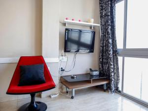 ガンディアにあるApartment Solmar by Interhomeのリビングルーム(赤い椅子、テレビ付)