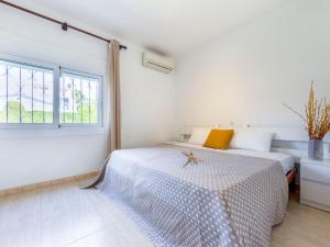 Een bed of bedden in een kamer bij Holiday Home Eldorado Playa 139 by Interhome