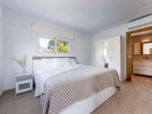 Een bed of bedden in een kamer bij Holiday Home Eldorado Playa 139 by Interhome