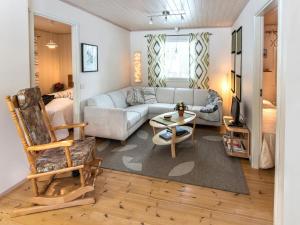ein Wohnzimmer mit einer Couch und einem Sessel in der Unterkunft Holiday Home Siula by Interhome in Kyrö