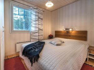 ein Schlafzimmer mit einem großen weißen Bett und einem Fenster in der Unterkunft Holiday Home Siula by Interhome in Kyrö + 23 Fotos