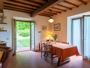ein Esszimmer mit einem Tisch und einem großen Fenster in der Unterkunft Apartment Vigna La Corte-5 by Interhome in Dicomano