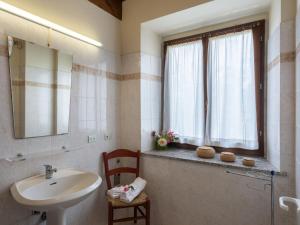Koupelna v ubytování Apartment Vigna La Corte-6 by Interhome + 18 fotografií