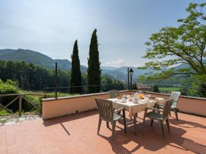 einen Tisch und Stühle auf einer Terrasse mit Aussicht in der Unterkunft Holiday Home Vigna La Corte-1 by Interhome in Dicomano