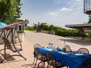 een tafel met een blauwe tafeldoek op een patio bij Holiday Home San Piero by Interhome in Foiano della Chiana