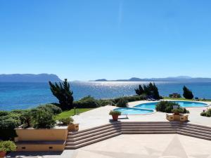 un resort con due piscine e l'oceano sullo sfondo di Holiday Home Tugurio by Interhome a Casa Tamponi