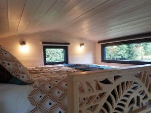 Postel nebo postele na pokoji v ubytování INSOLITE La Tiny House du Lutin Many et son Bain Nordique