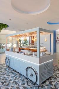 een food cart in een restaurant met eten tentoongesteld bij Hotel BCL Levante Club & Spa 4 Sup - Only Adults Recomended in Benidorm