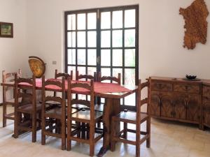 comedor con mesa de madera y sillas en Holiday Home Goleri - BSD100 by Interhome, en Bari Sardo