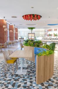 uma sala de jantar com mesa e cadeiras em Hotel BCL Levante Club & Spa 4 Sup - Only Adults Recomended em Benidorm