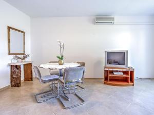 Televízia a/alebo spoločenská miestnosť v ubytovaní Apartment File-6 by Interhome