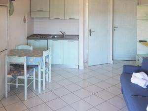 Majoituspaikan Apartment Baia de Bahas - Mono by Interhome keittiö tai keittotila