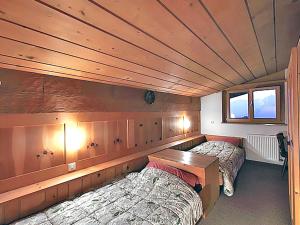 um quarto com 2 camas e um tecto de madeira em Apartment Ainhauser-2 by Interhome em Rodund