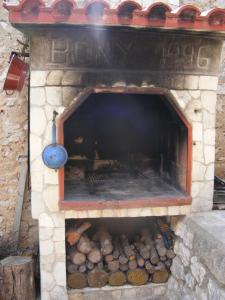 einen Steinofen mit Holzscheiten darin in der Unterkunft Apartment Petra in Tribunj