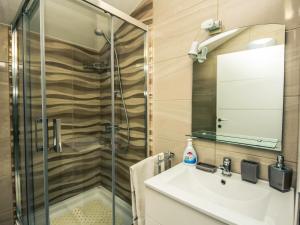 Ένα μπάνιο στο Apartment Mirjana-1 by Interhome +11 φωτογραφίες