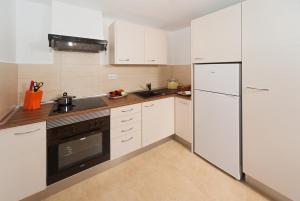 Kuchyň nebo kuchyňský kout v ubytování Apartamentos Mar y Sol