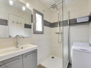 Um banheiro em Apartment Les Patios du Barcarès-2 by Interhome