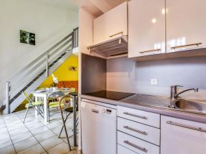 Dapur atau dapur kecil di Apartment Les Patios du Barcarès-2 by Interhome