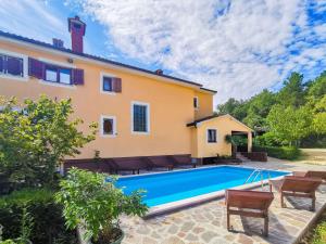 Basen w obiekcie Holiday Home Jakov by Interhome lub w pobliżu