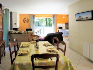 een eetkamer met een tafel en een woonkamer bij Holiday Home Tina - NSM110 by Interhome in Naujac-sur-Mer