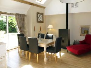 - une salle à manger avec une table et des chaises en bois dans l'établissement Holiday Home La Marlaude - MNX201 by Interhome, à Monteaux