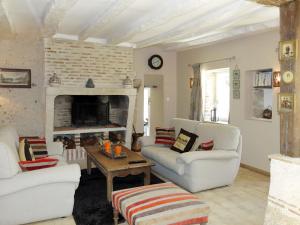 Elle comprend un salon doté d'un mobilier blanc et d'une cheminée. dans l'établissement Holiday Home La Marlaude - MNX201 by Interhome, à Monteaux