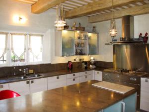 Кухня или мини-кухня в Holiday Home Le Mas de la Roche - LML120 by Interhome
