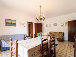 ジャルディーニ・ナクソスにあるApartment Casa Teste di Moro by Interhomeのベッドルーム1室(ベッド1台付)、リビングルームが備わります。