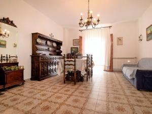 ジャルディーニ・ナクソスにあるApartment Casa Teste di Moro by Interhomeのリビングルーム(テーブル、ベッド、シャンデリア付)