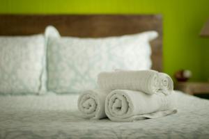 מיטה או מיטות בחדר ב-Hibiscus Beach